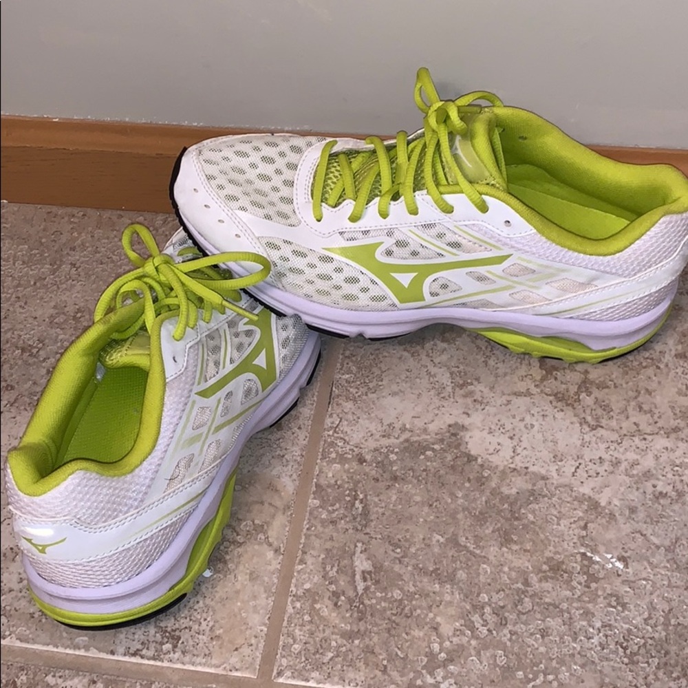 MIZUNO running shoes! Limited wear.